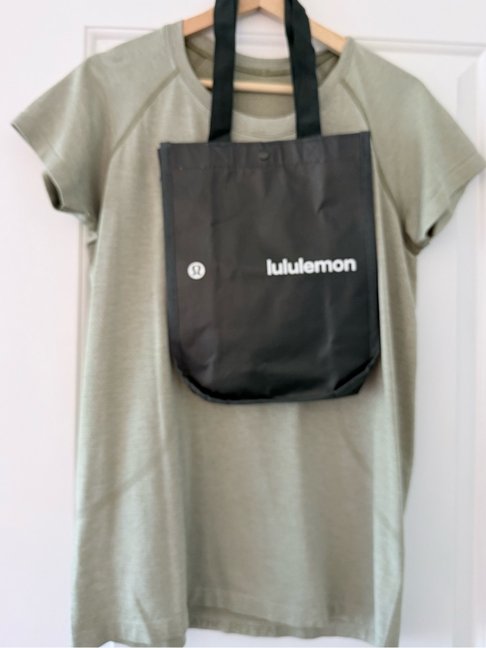 🏃‍♀️Lululemon GUC Swiftly Tech Women’s 12
With Tote Bag Included